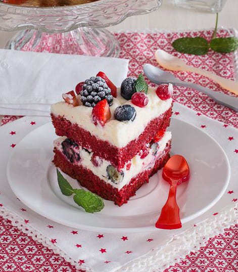 Red velvelt con frutos rojos